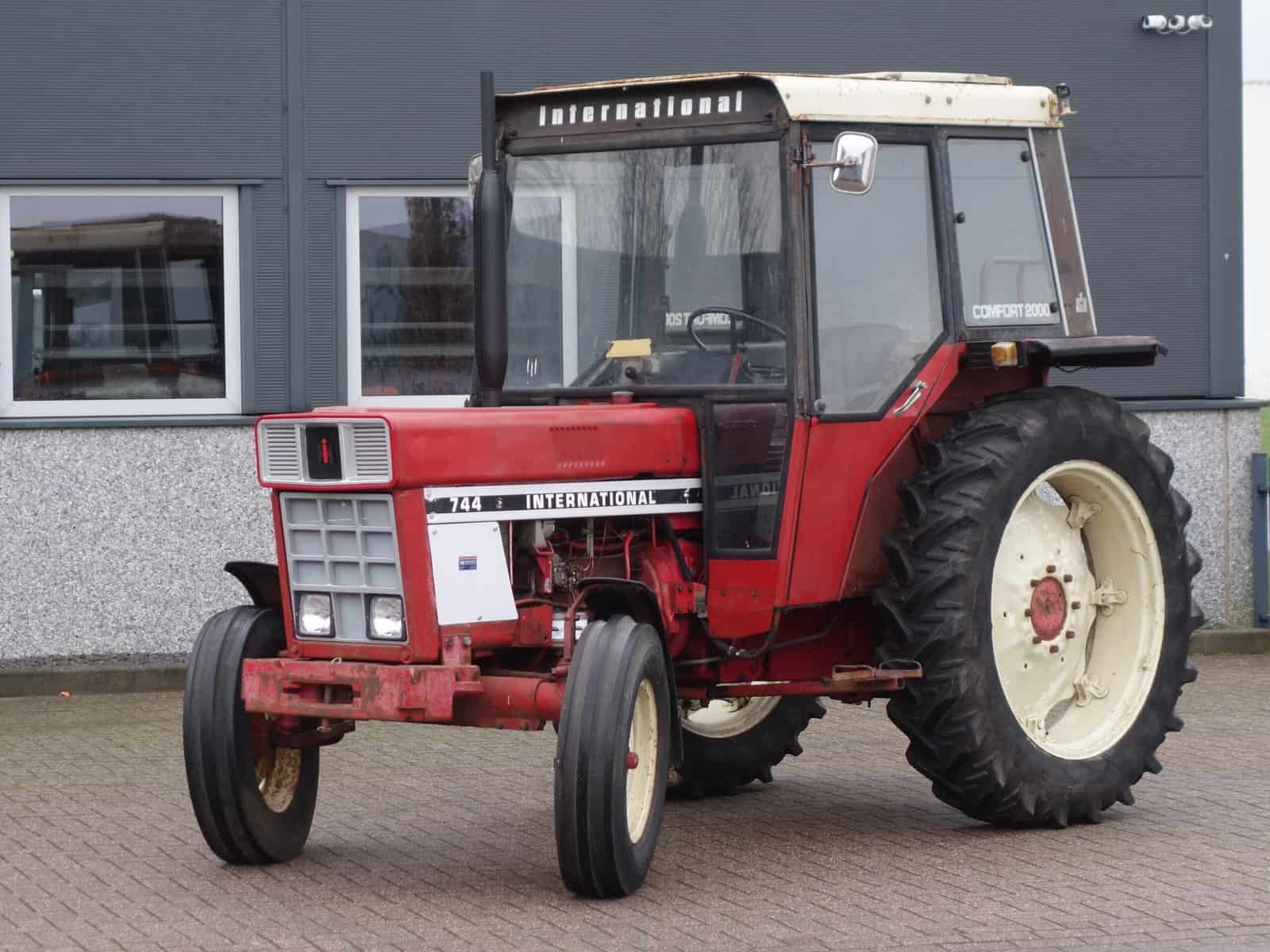 International 744 2wd
