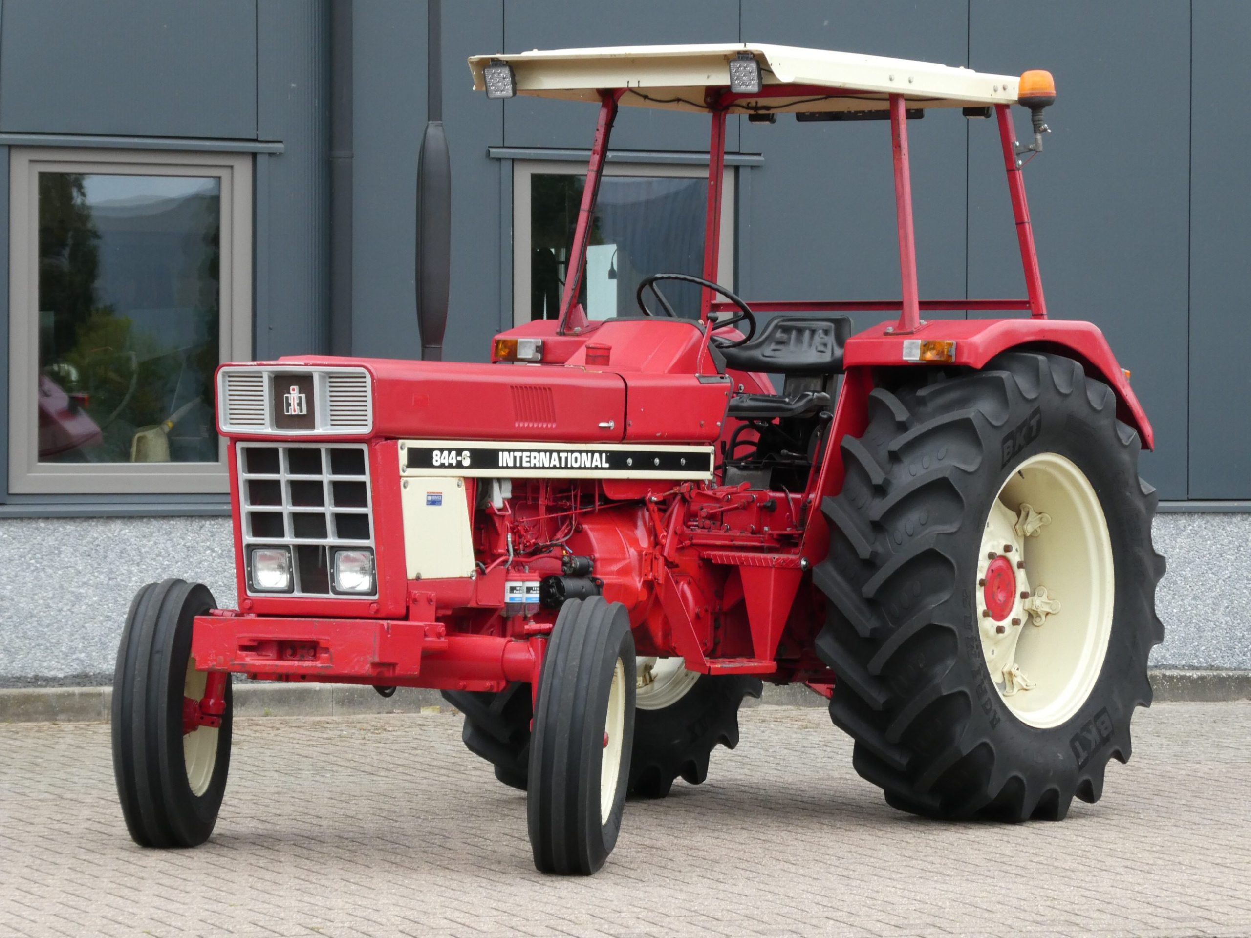 International 844-S 2wd