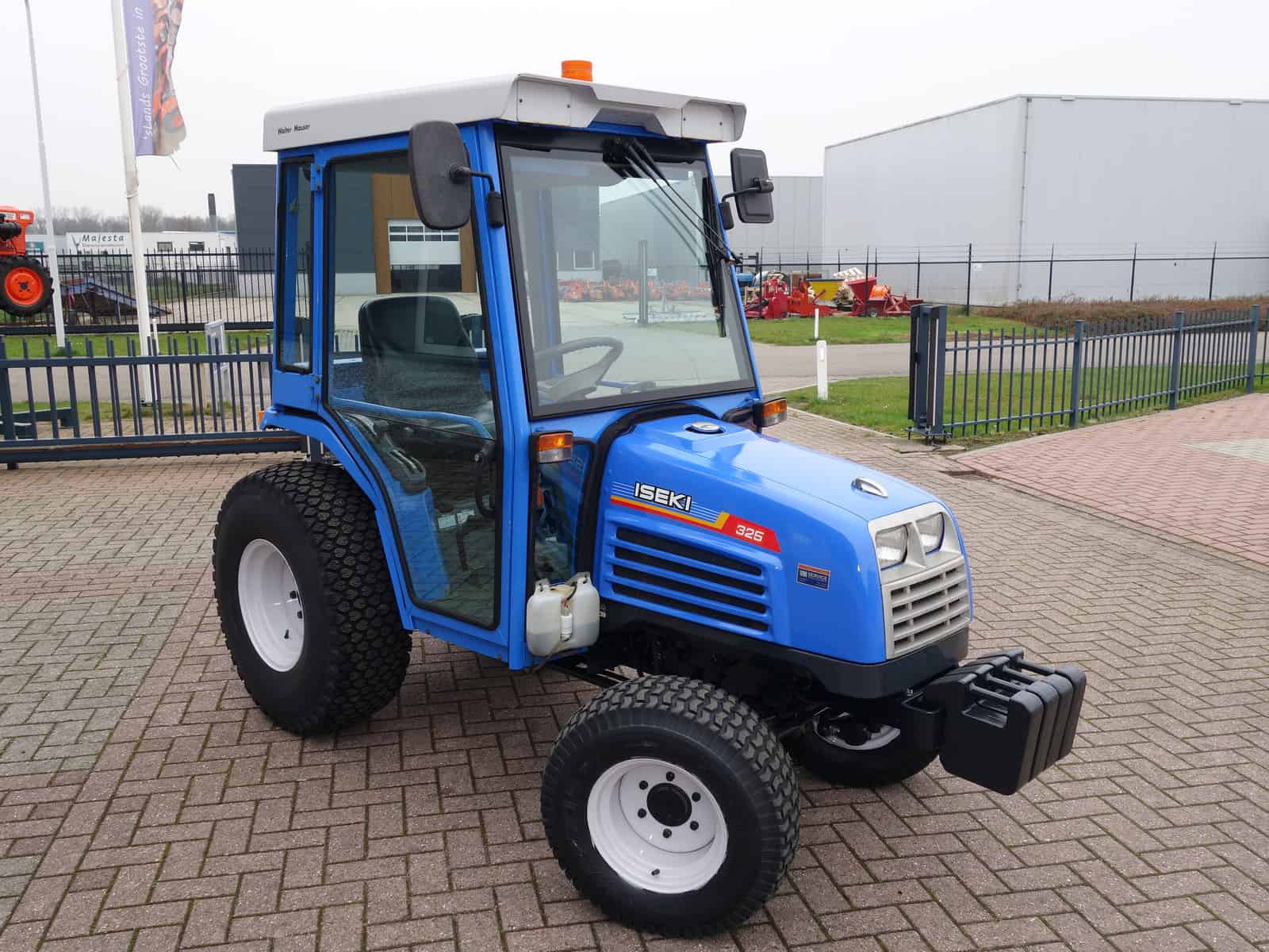 Iseki 325 4wd HST - Afbeelding 2