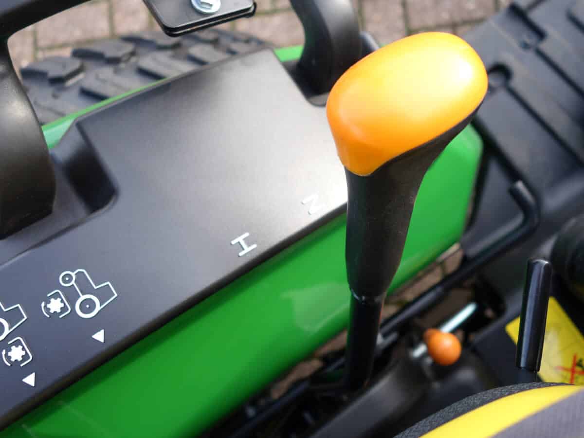 John Deere 2320 4wd HST - Afbeelding 15