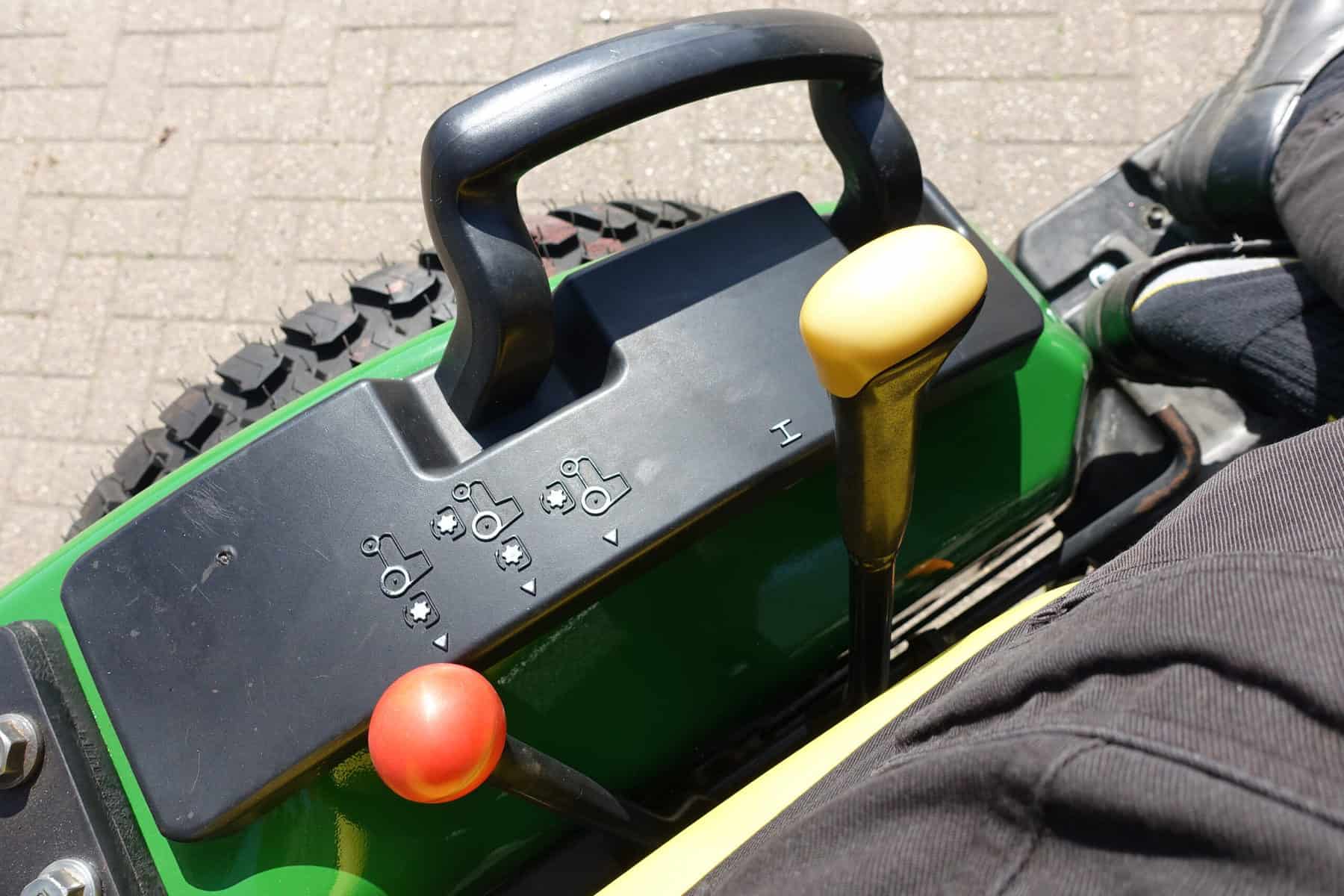 John Deere 2320 4wd HST - Afbeelding 16