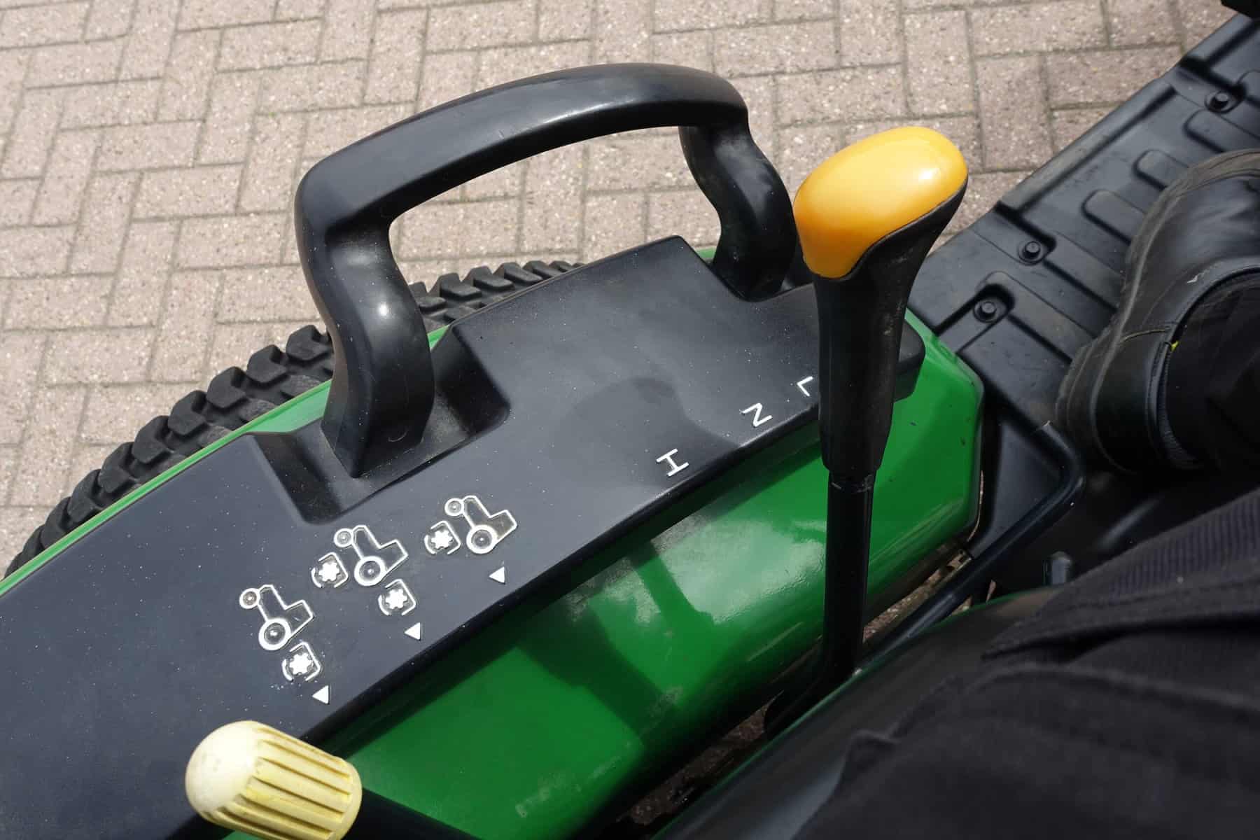 John Deere 2320 4wd HST - Afbeelding 12