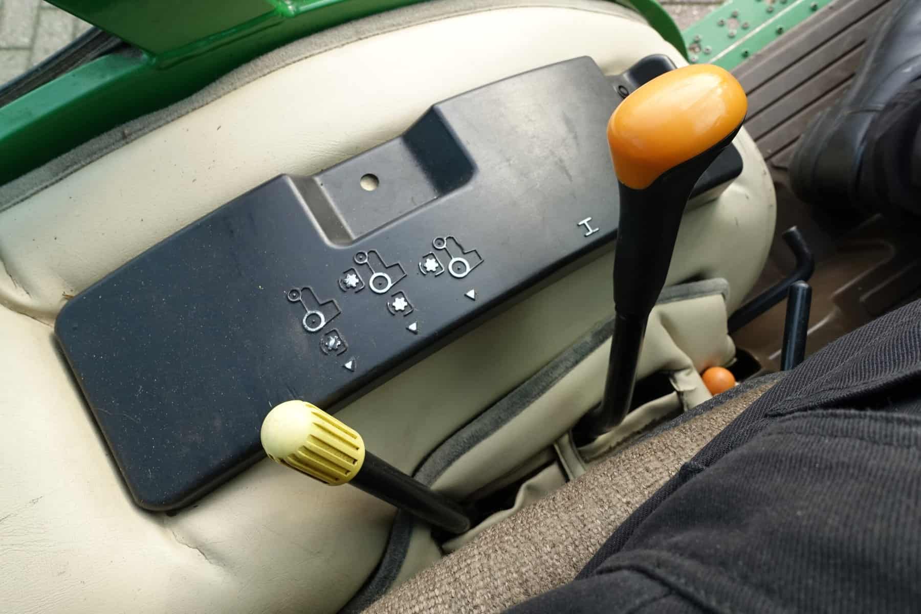 John Deere 2320 4wd HST - Afbeelding 17