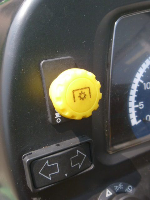 John Deere 2320 4wd HST - Afbeelding 13