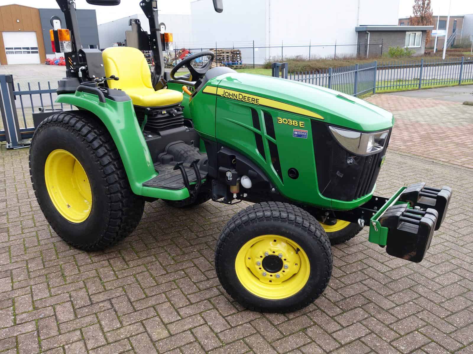 John Deere 3038e 4wd HST - Afbeelding 2