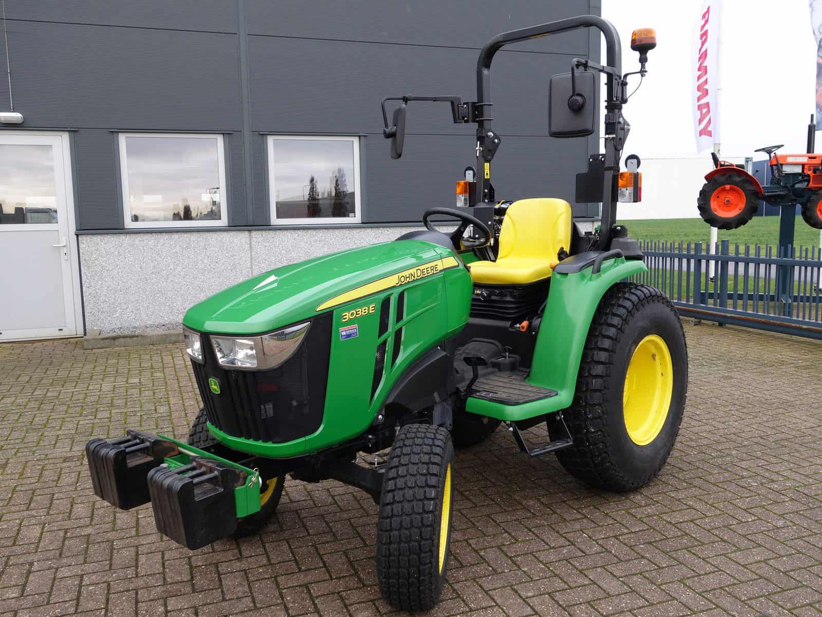 John Deere 3038e 4wd HST - Afbeelding 3