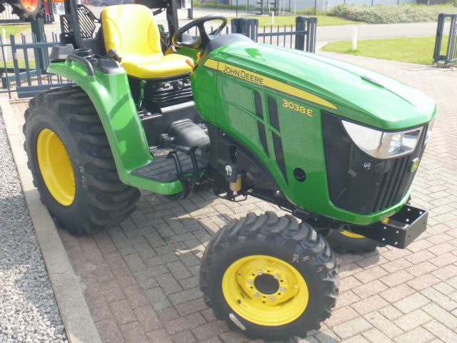 John Deere 3038e 4wd HST - Afbeelding 2