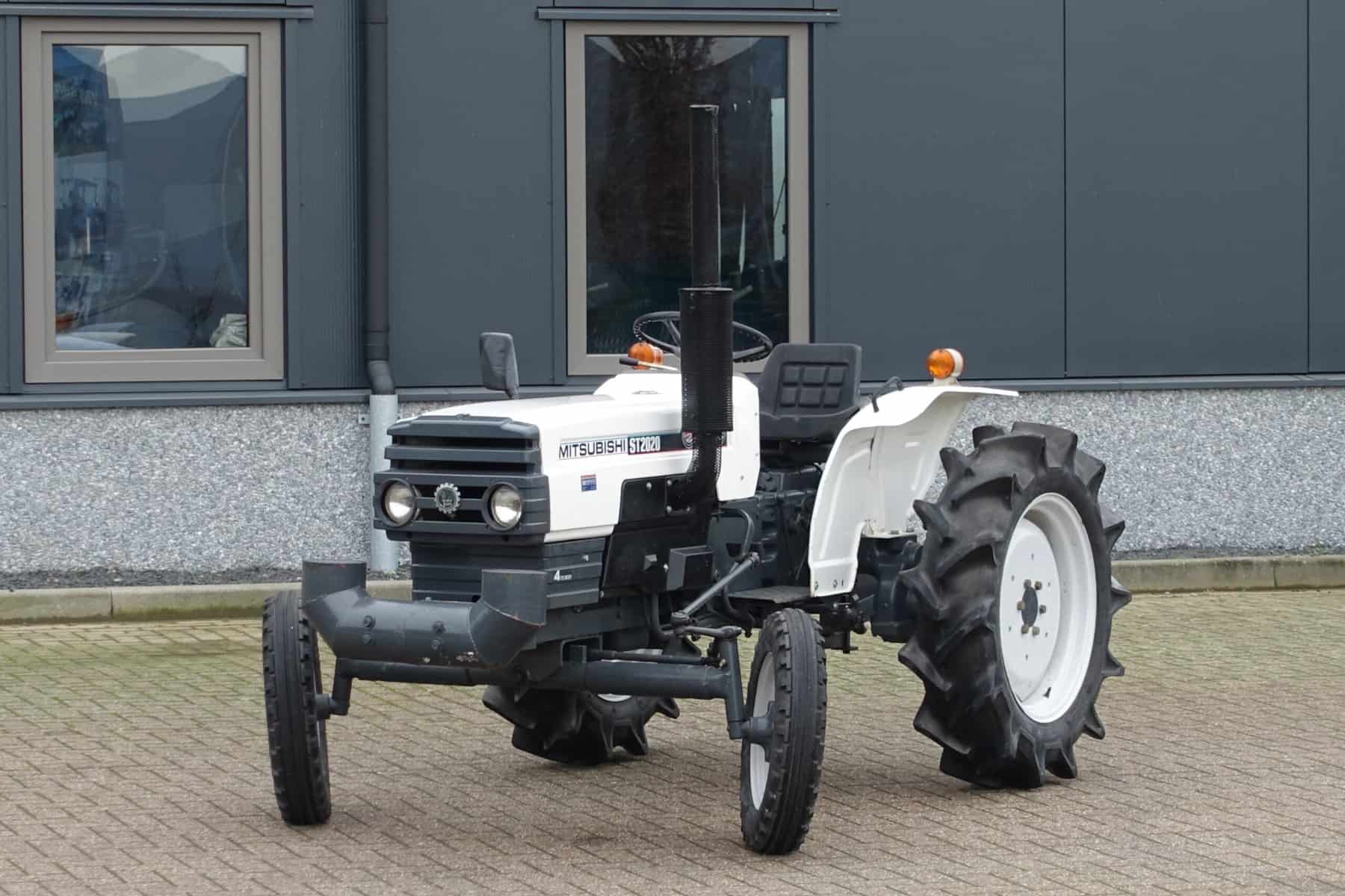 Mitsubishi ST2020 2wd